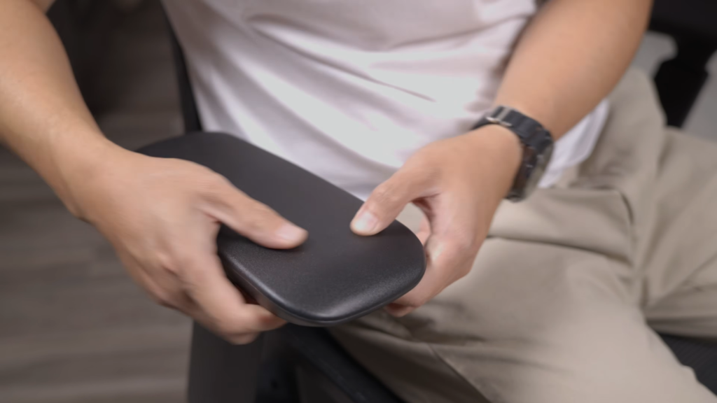 ProtoArc EC200 Pro vs EC200 - Armrest 1